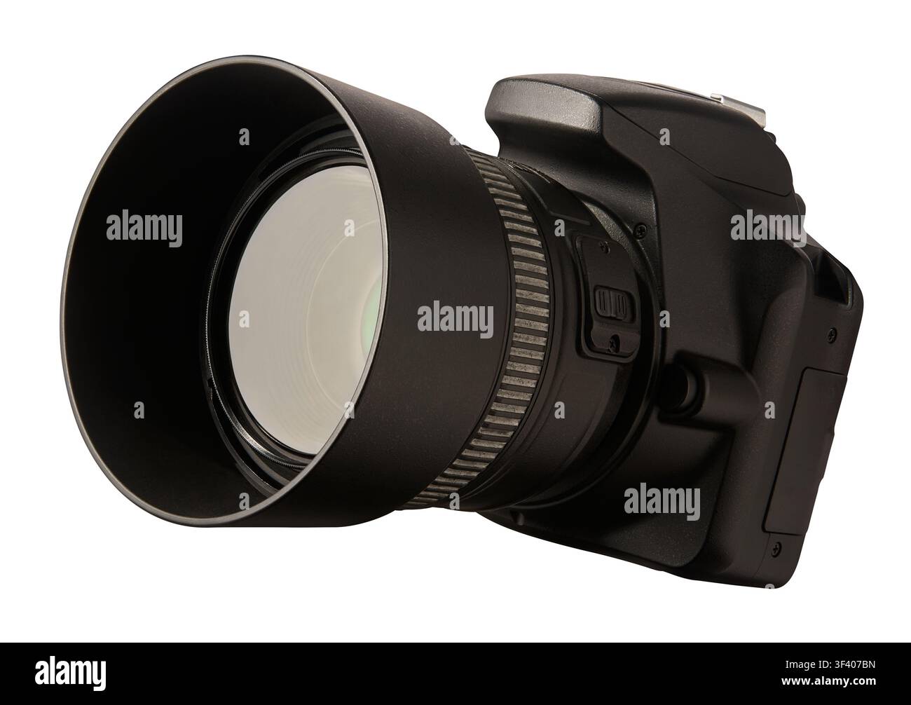 schwarze DSLR-Kamera isoliert auf weißem Hintergrund, digitales Ein-Objektiv-Reflex-Körper mit angebrachtem Gegenlichtblende in Nahaufnahme Stockfoto