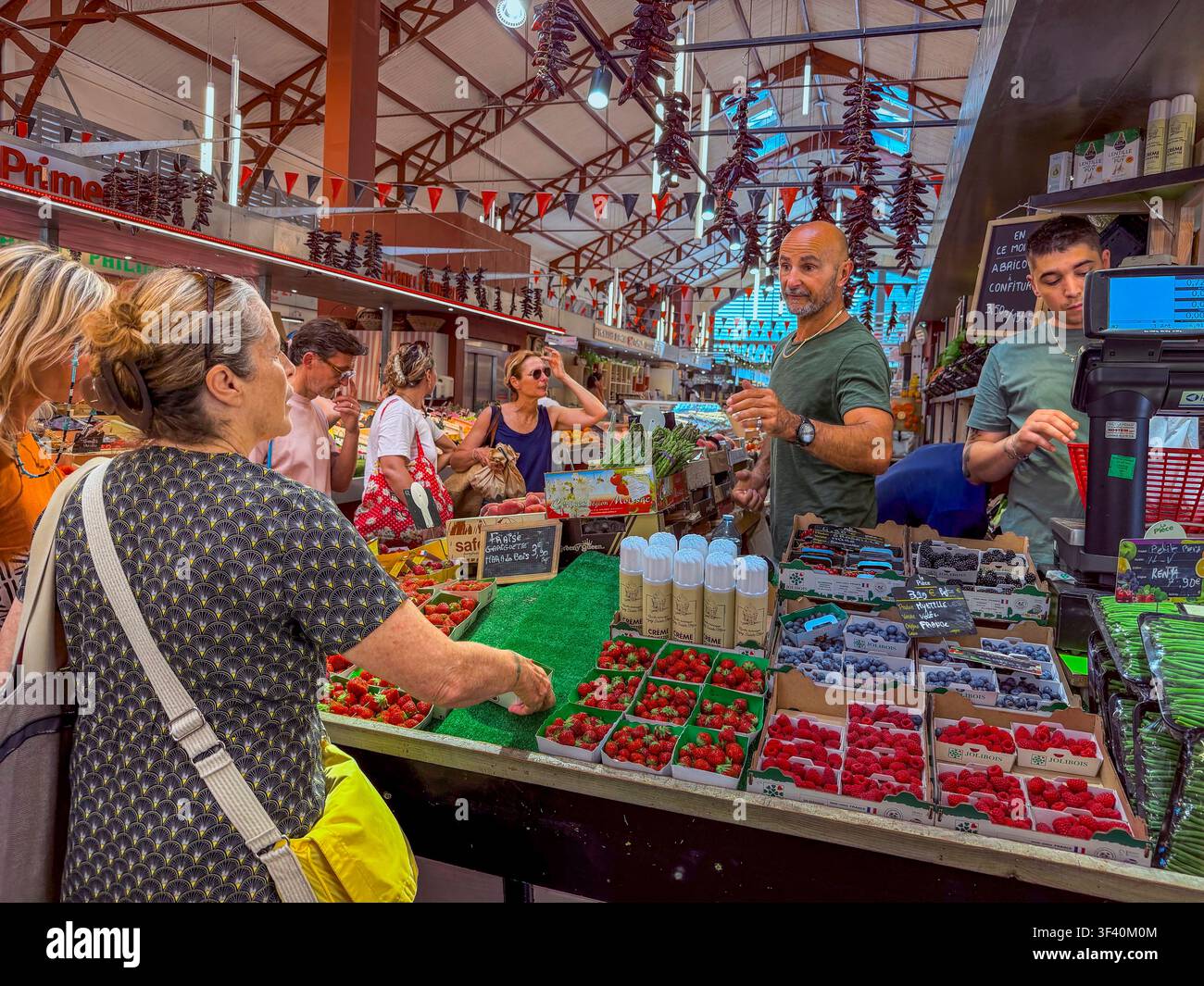 Biarritz, Frankreich, Weitwinkelansichten von französischen Lebensmittelmärkten, Leute beim Einkaufen, innen, "Les Halles" Halleninterieurs Stockfoto