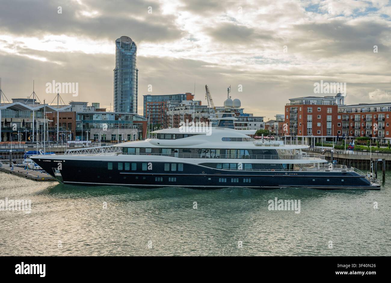 Große und mächtige Millionäre oder Milliardäre privat geführte Superyacht 'Nome' an einem Steg in Gunwharf Quays in Portsmouth, Hampshire, UK Stockfoto