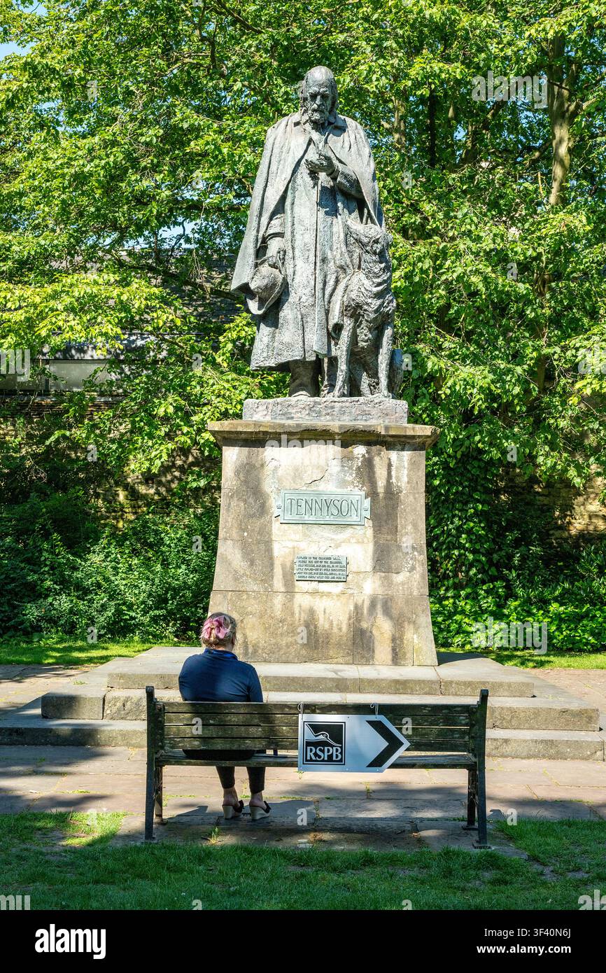 Statue von Alfred Lord Tennyson auf dem Gelände der Kathedrale von Lincoln, Lincolnshire, England, UK Stockfoto