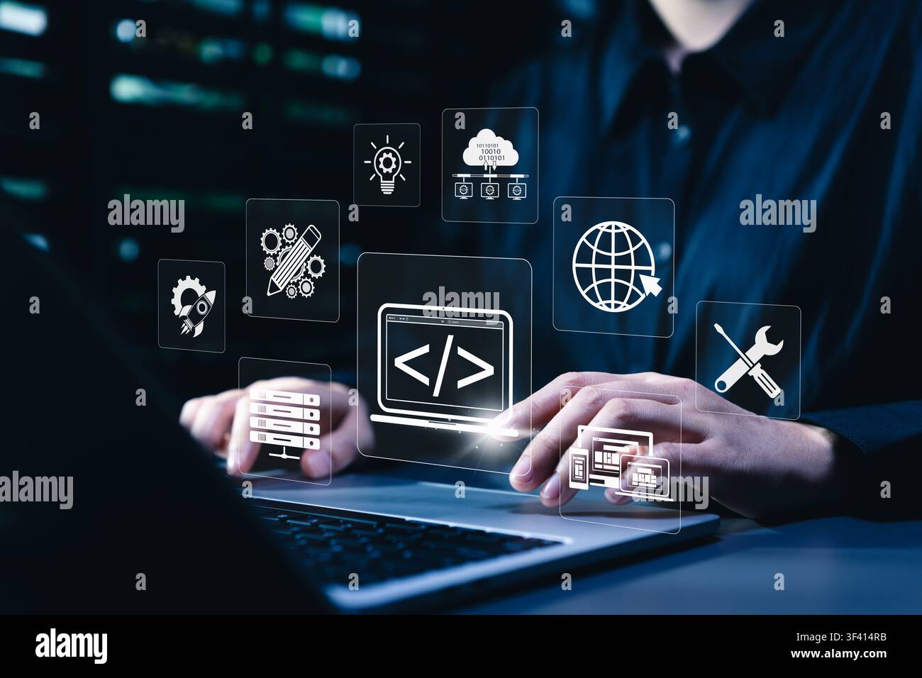 Web-Entwicklung und Web-Design-Konzept. Programmierer verwendet einen Laptop und eine Codierungsschnittstelle, zeigt responsives Layout, Website-Erstellung, Cloud-Hosting, Stockfoto