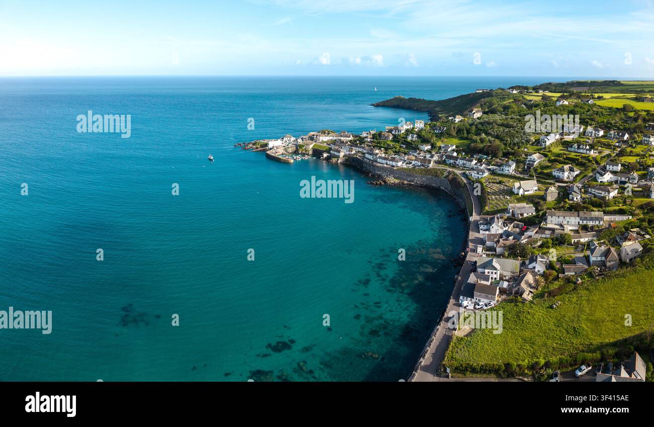Luftbildlandschaft des Dorfes und des Hafens von Coverack in Cornwall, UK, das ein beliebtes Sommerurlaubsziel für Urlauber bei Sonnenaufgang ist Stockfoto