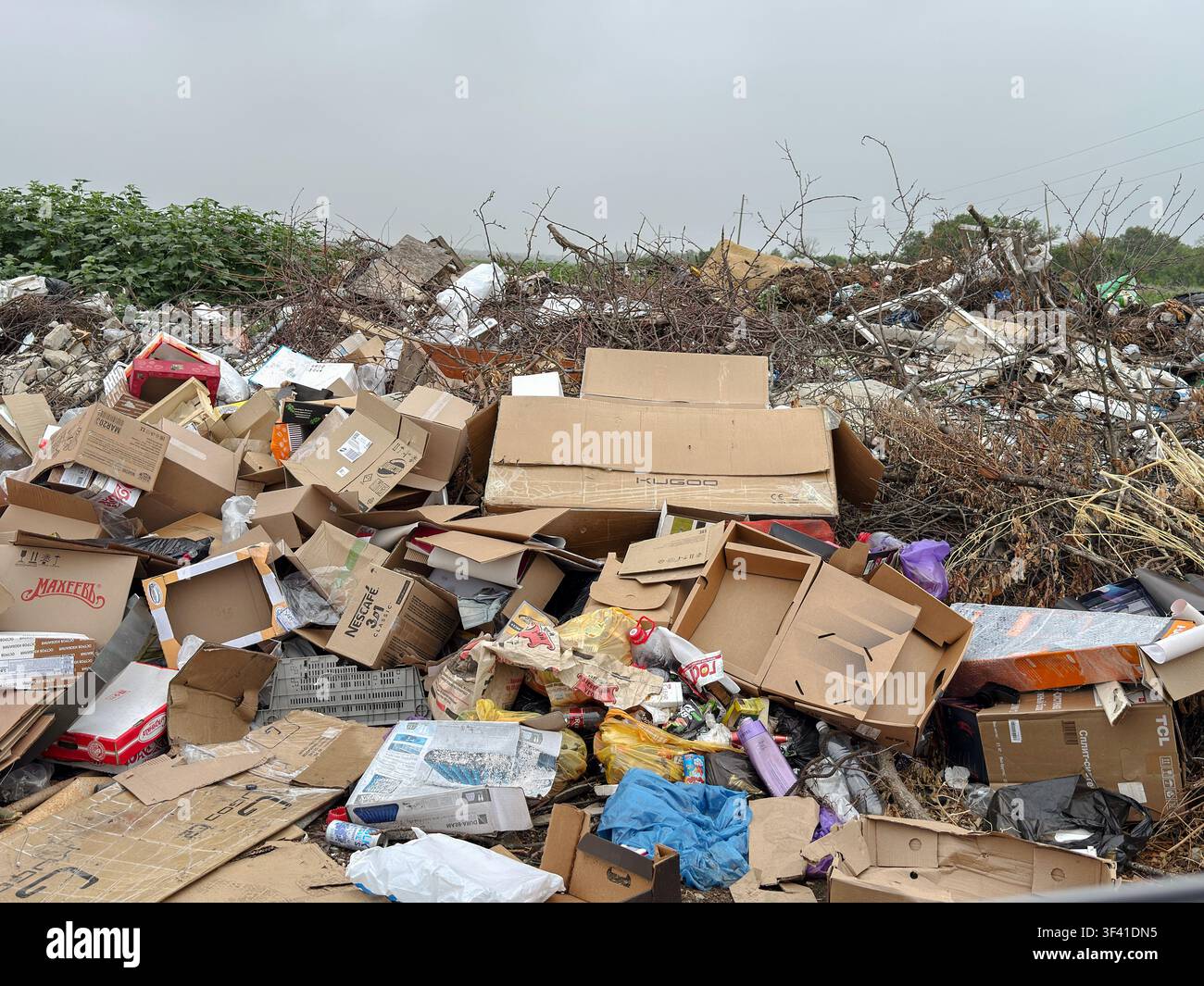 Plastikmüll und Haushaltsabfall auf einer illegalen Mülldeponie. 12. Juli 2026, Russland, Region Samara Stockfoto