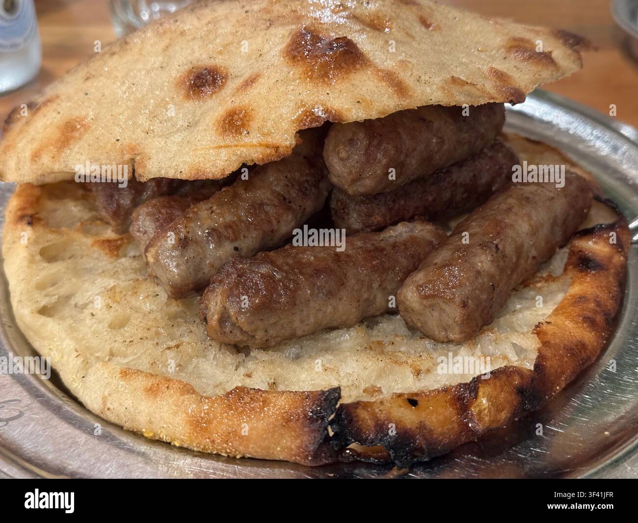 Traditionelle bosnische Ćevapi, Travnik, Bosnien und Herzegowina - Smartphone-aufgenommenes Stockfoto