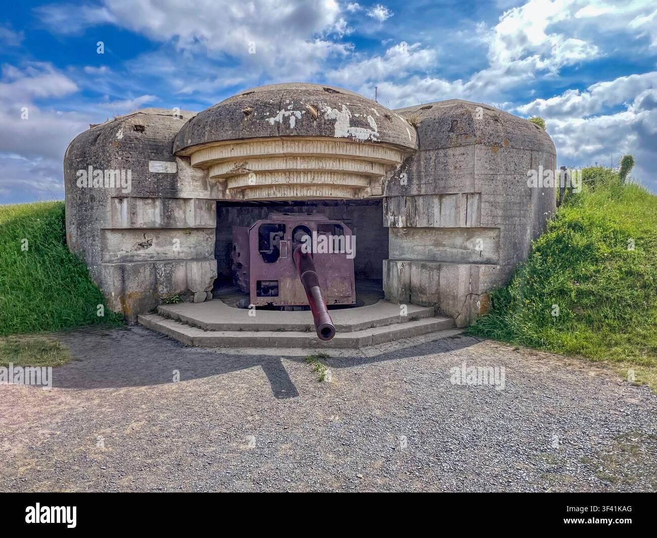 Gut erhaltene historische Betonbunker-Kasematte mit einem originalen 150-mm-Marineartilleriegewehr an der deutschen Küstenverteidigungsbatterie von Longues-sur-Mer Stockfoto