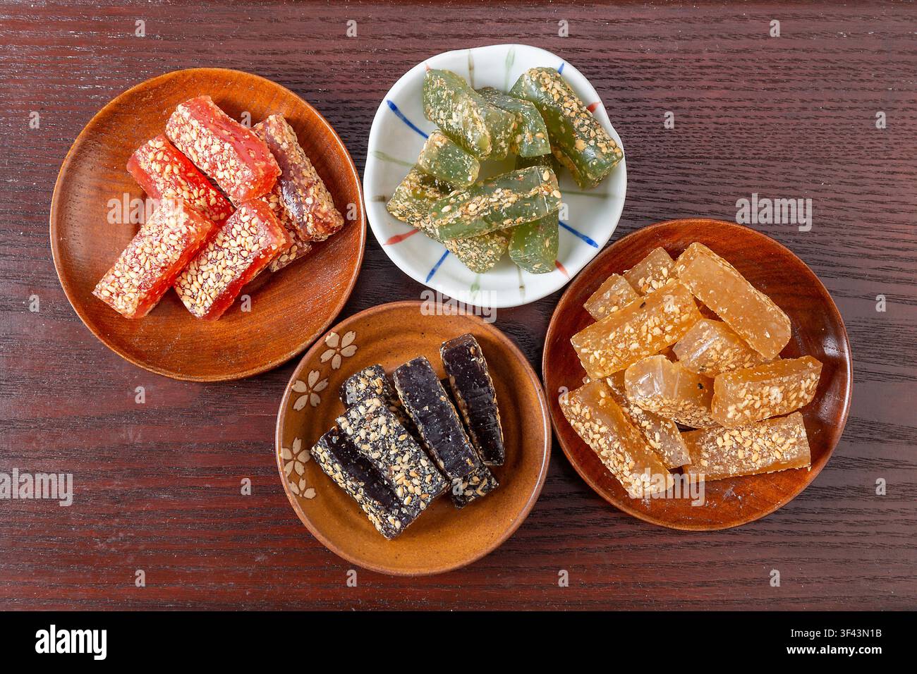 Verschiedene Sesam-Kaugummi-Weichschokoladen-Riegel Traditionelle asiatische Süßigkeiten Stockfoto