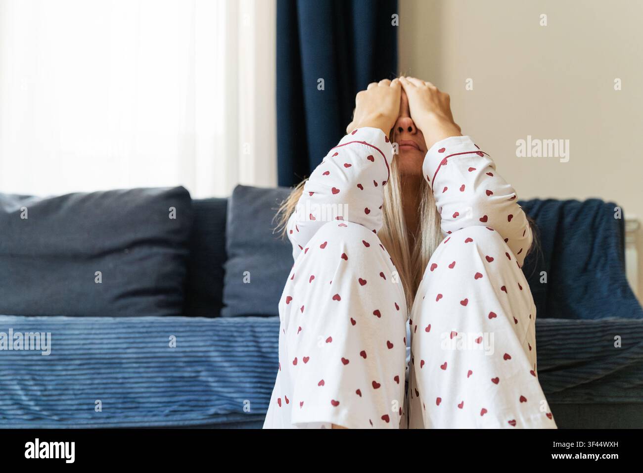 Frau, die zu Hause Kopfschmerzen und emotionale Belastung erlebt. Frauengesundheit, Frustration, psychischer Zustand Stockfoto