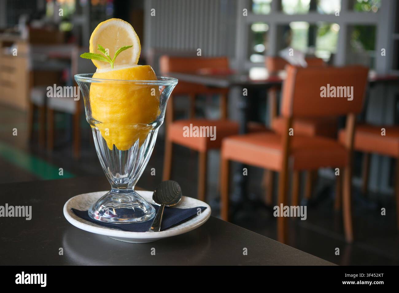 Frisches Zitronensorbet, serviert in einem klaren Glas in einem Restaurant Stockfoto