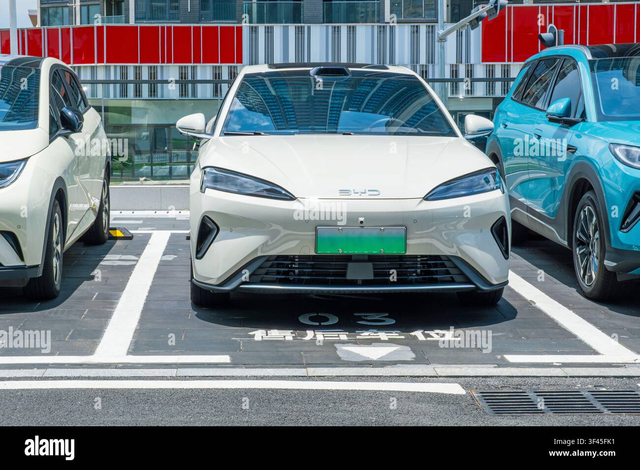 Shenzhen, China - 22. Mai 2026: BYD-Elektroauto, das auf einem städtischen Parkplatz in der Stadt Shenzhen geparkt ist, mit modernem nachhaltigem Verkehr und zeitgenössischem Stockfoto