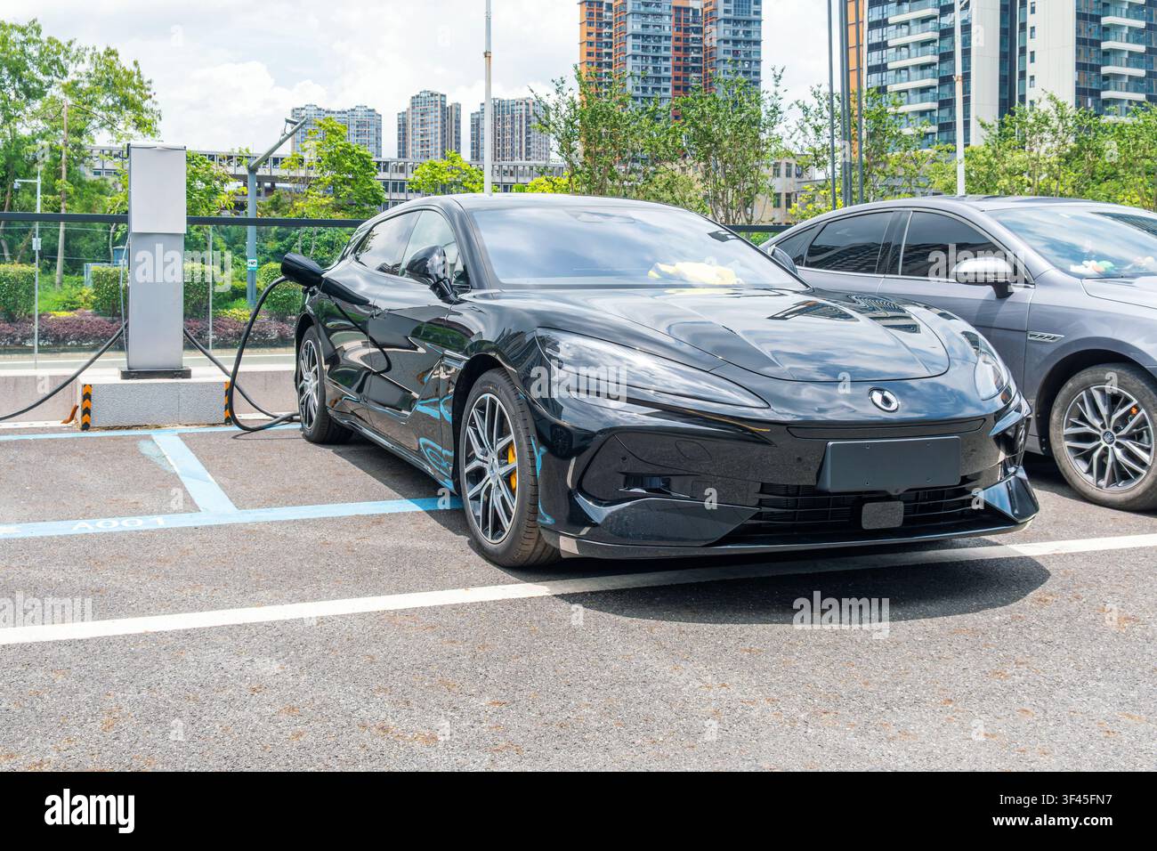 Shenzhen, China – 22. Mai 2026: Denza Elektroauto lädt an einer öffentlichen EV-Ladestation in Shenzhen. Elektrische Mobilität, Ladeinfrastruktur Stockfoto