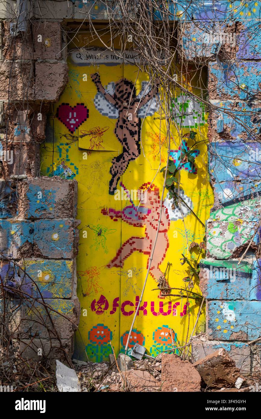 Mural-Graffiti des Künstlers FCKWRS in der Freiluft-Straßenkunstgalerie Teufelsberg, eine Touristenattraktion in Berlin, Deutschland Stockfoto