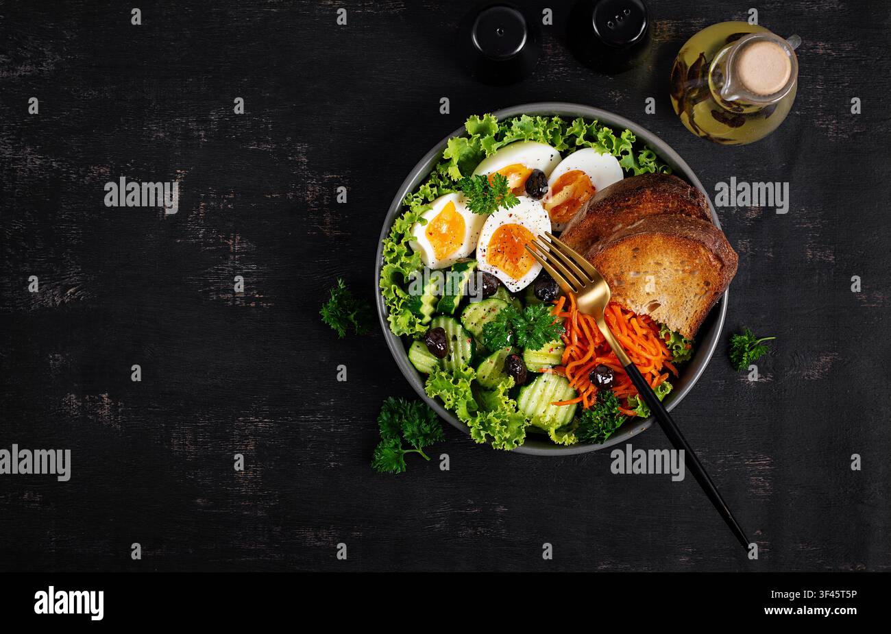 Nährstoffreiche Frühstücksteller mit frischem Salat und Vollkornbrot. Oberansicht, von oben Stockfoto