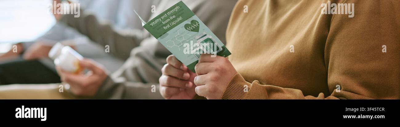 Kopf einer Person, die eine Supplement-Broschüre während einer geschäftlichen Schulung durchsieht Stockfoto