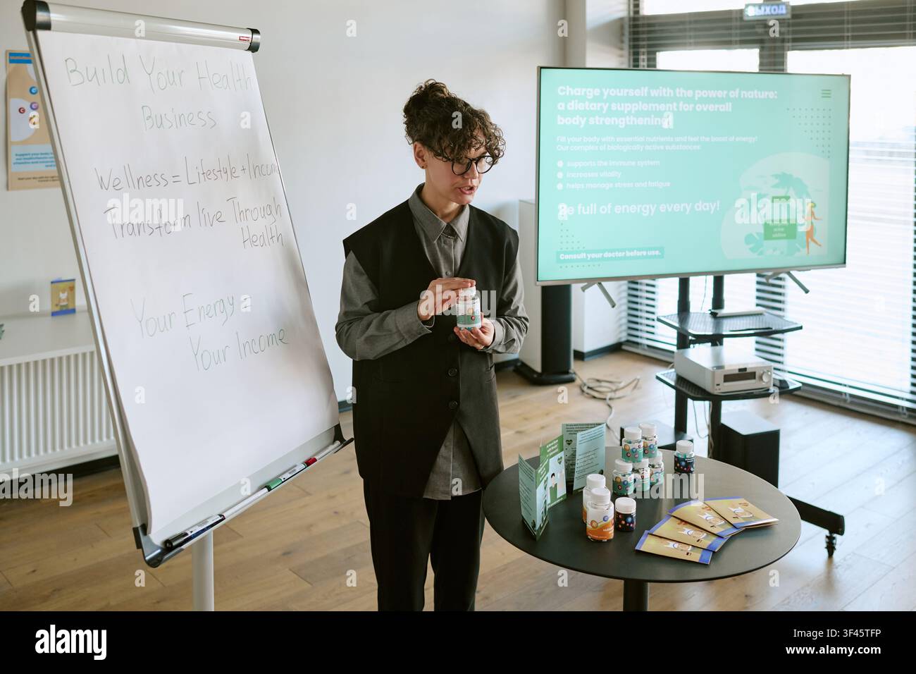 Junge Erwachsene präsentiert ein Supplements-Geschäftstrainingsseminar Stockfoto