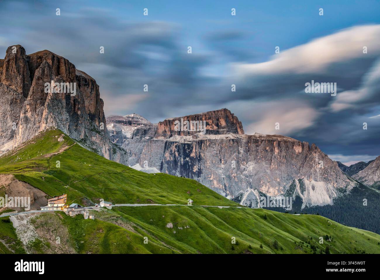 Dolomiten Passo Sella - Die Dolomiten wurden zum UNESCO-Naturerbe erklärt, sie gehören zu den schönsten Bergen der Welt, einzigartig in ihrer Art Stockfoto