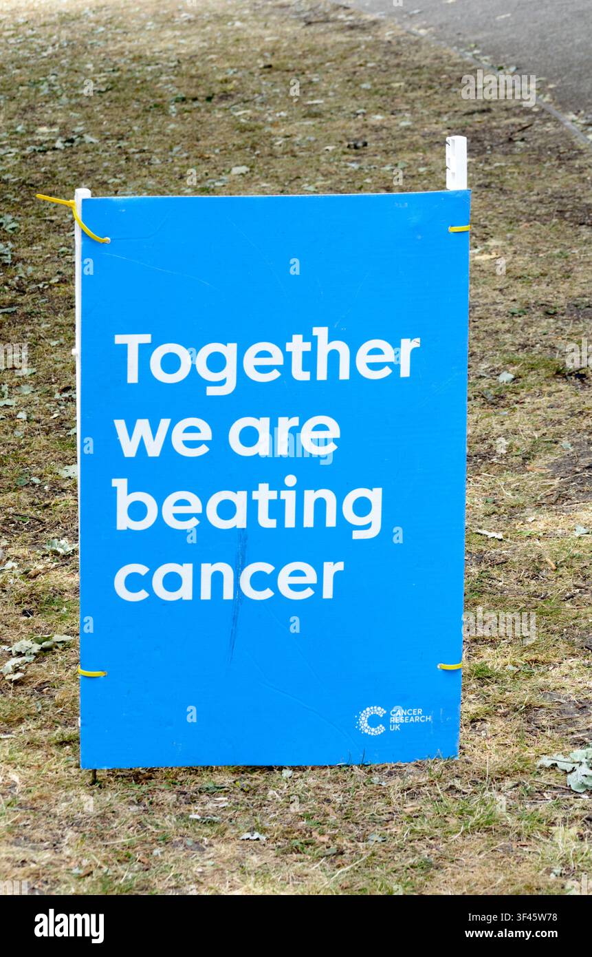 ein Schild beim Race for Life-Jahresevent Zusammen schlagen wir Krebs 2026 UK Stockfoto