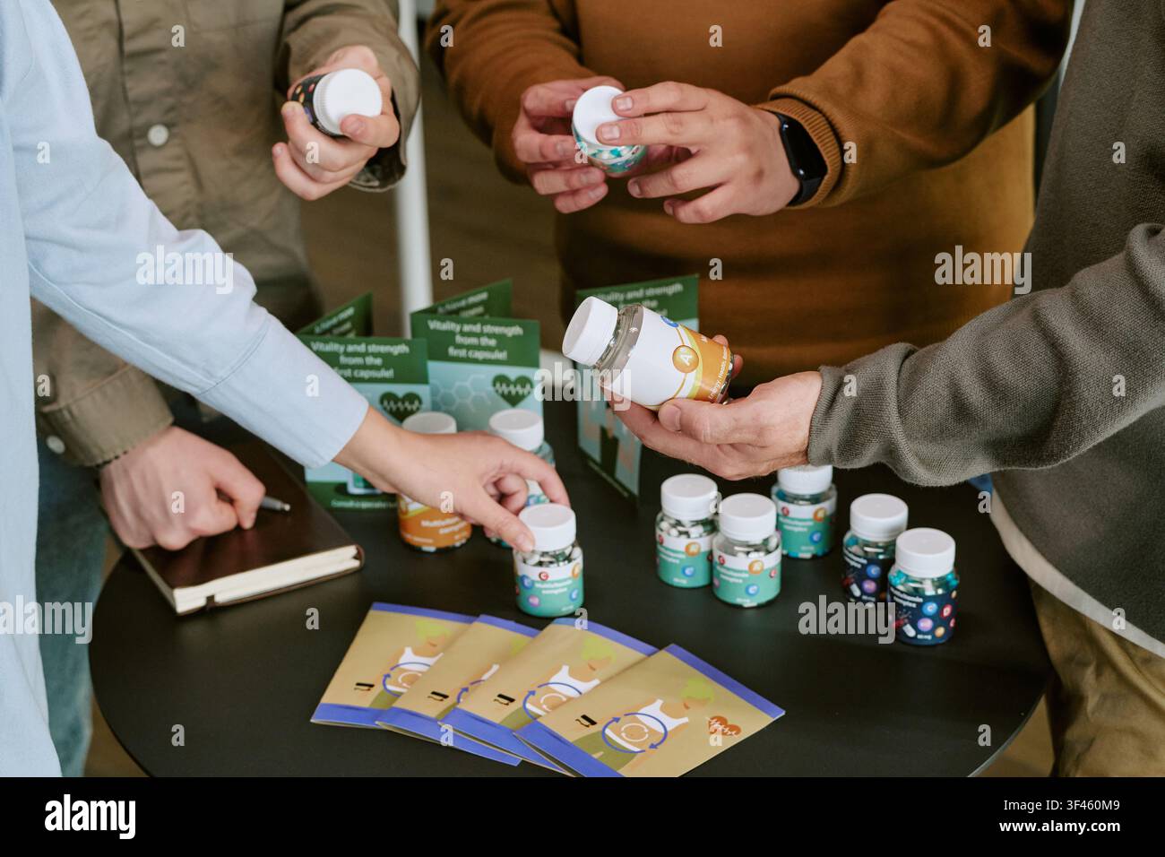 Geschäftsteam prüft Nahrungsergänzungsmittel bei einer Schulungsveranstaltung Stockfoto