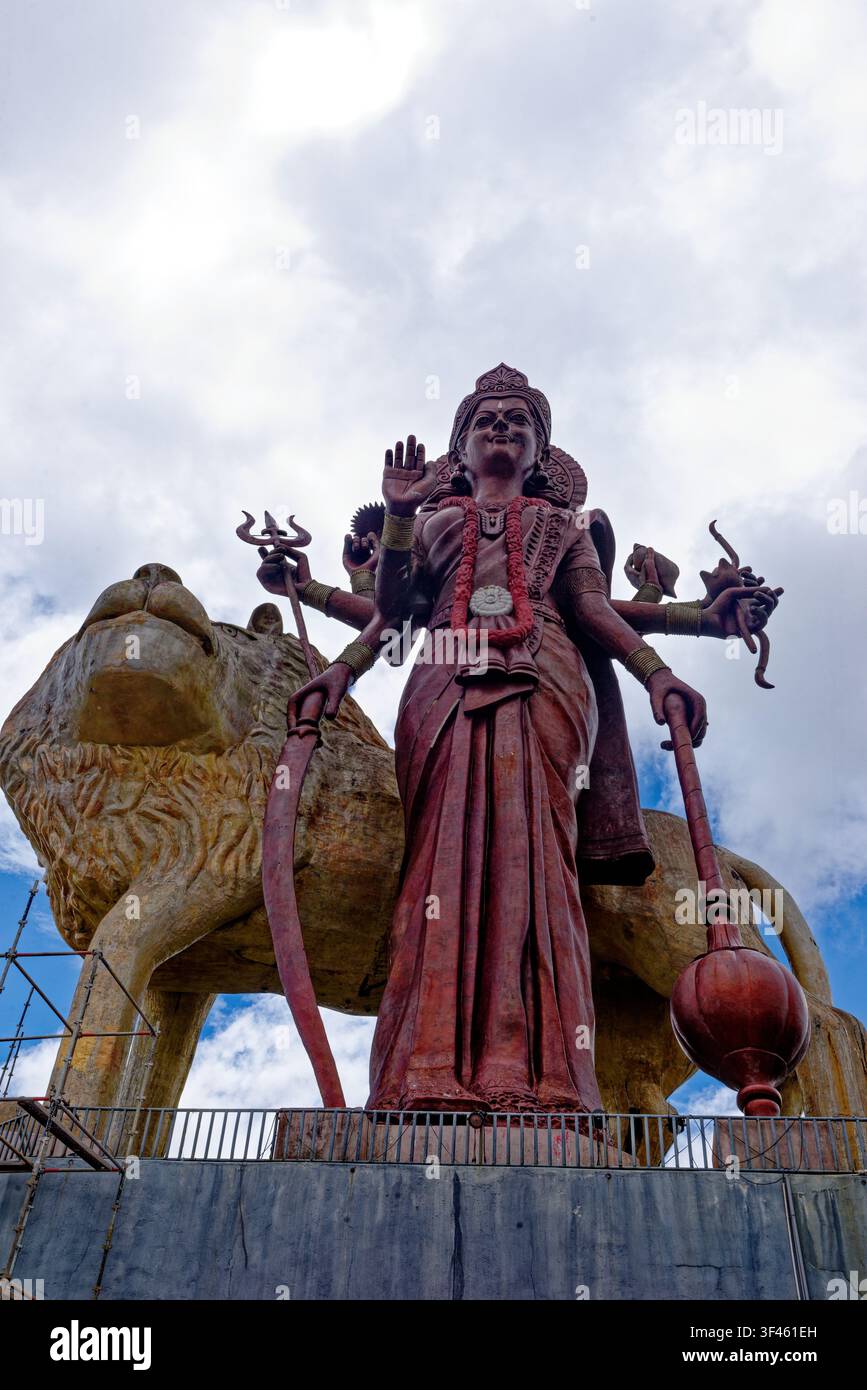 Ansicht der gewaltigen Durga-Maa-Statue, begleitet von ihrem goldenen Löwenfahrzeug am heiligen See Ganga Talao (Grand Bassin) auf Mauritius - 14.11.202 Stockfoto