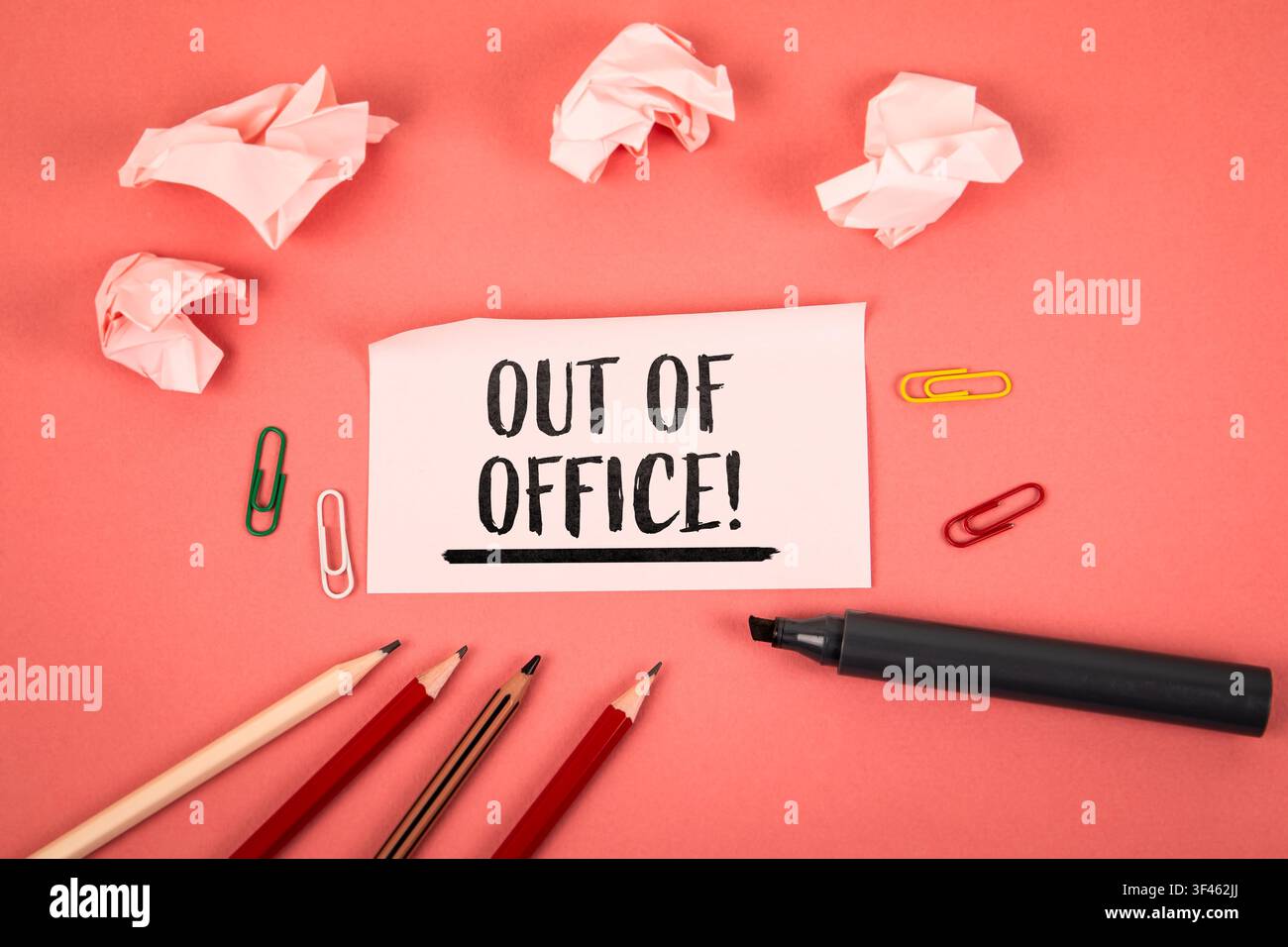 "Out of Office“-Text auf Papier, umgeben von Stiften und Bürobedarf Stockfoto