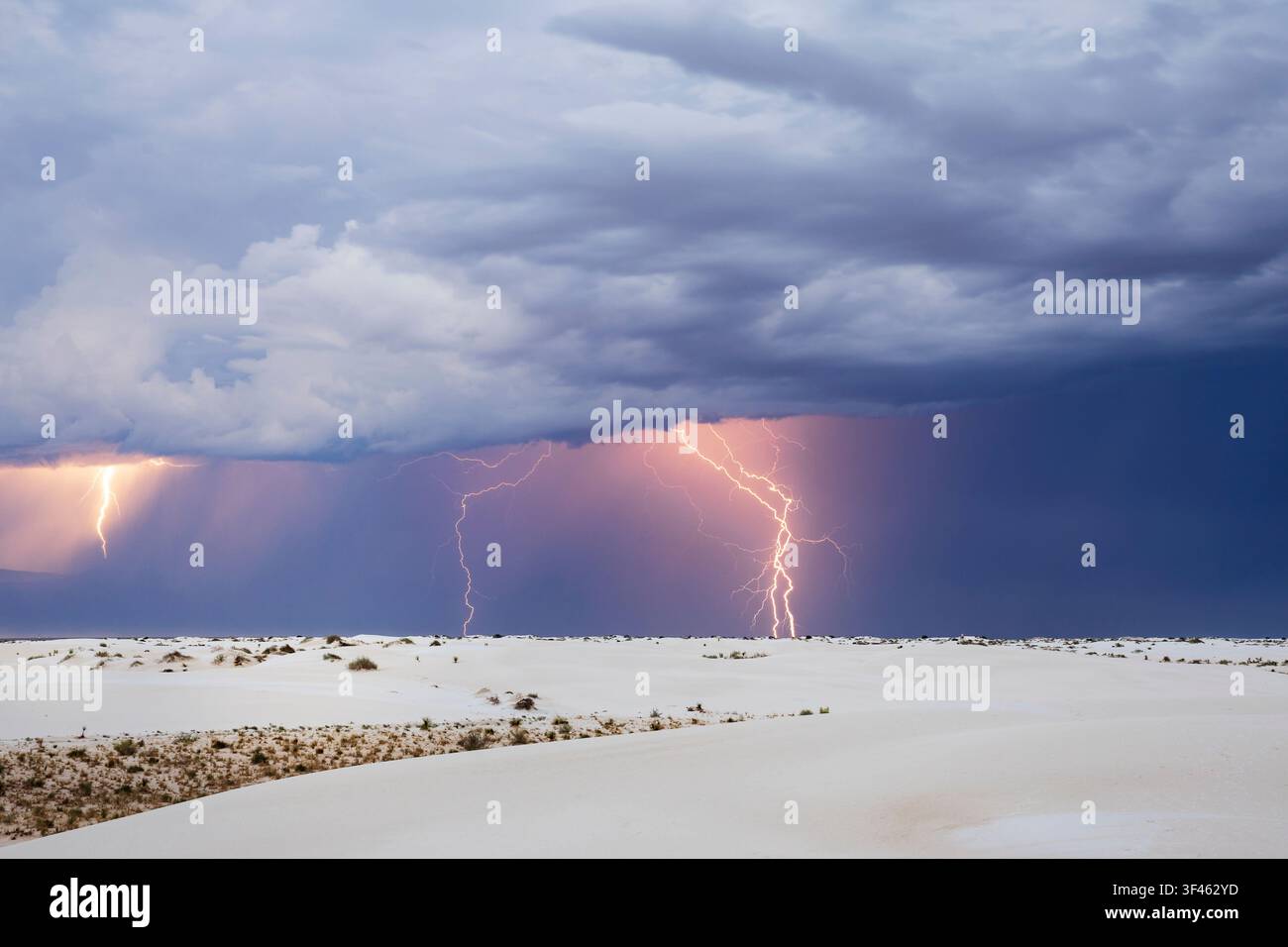 Blitzschlag im White Sands National Park, gefächerte Blitzblitze erreichen den Boden. Stockfoto
