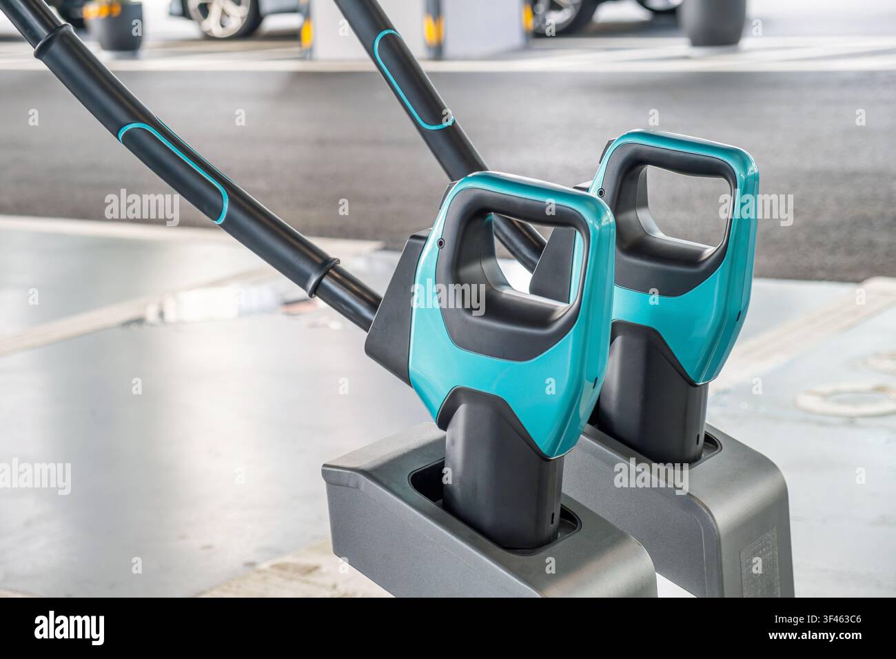 Nahaufnahme von Ladesteckern für Elektroautos an einer öffentlichen Ladestation. Moderne Ladetechnologie für sauberen Transport, erneuerbare Energie Stockfoto