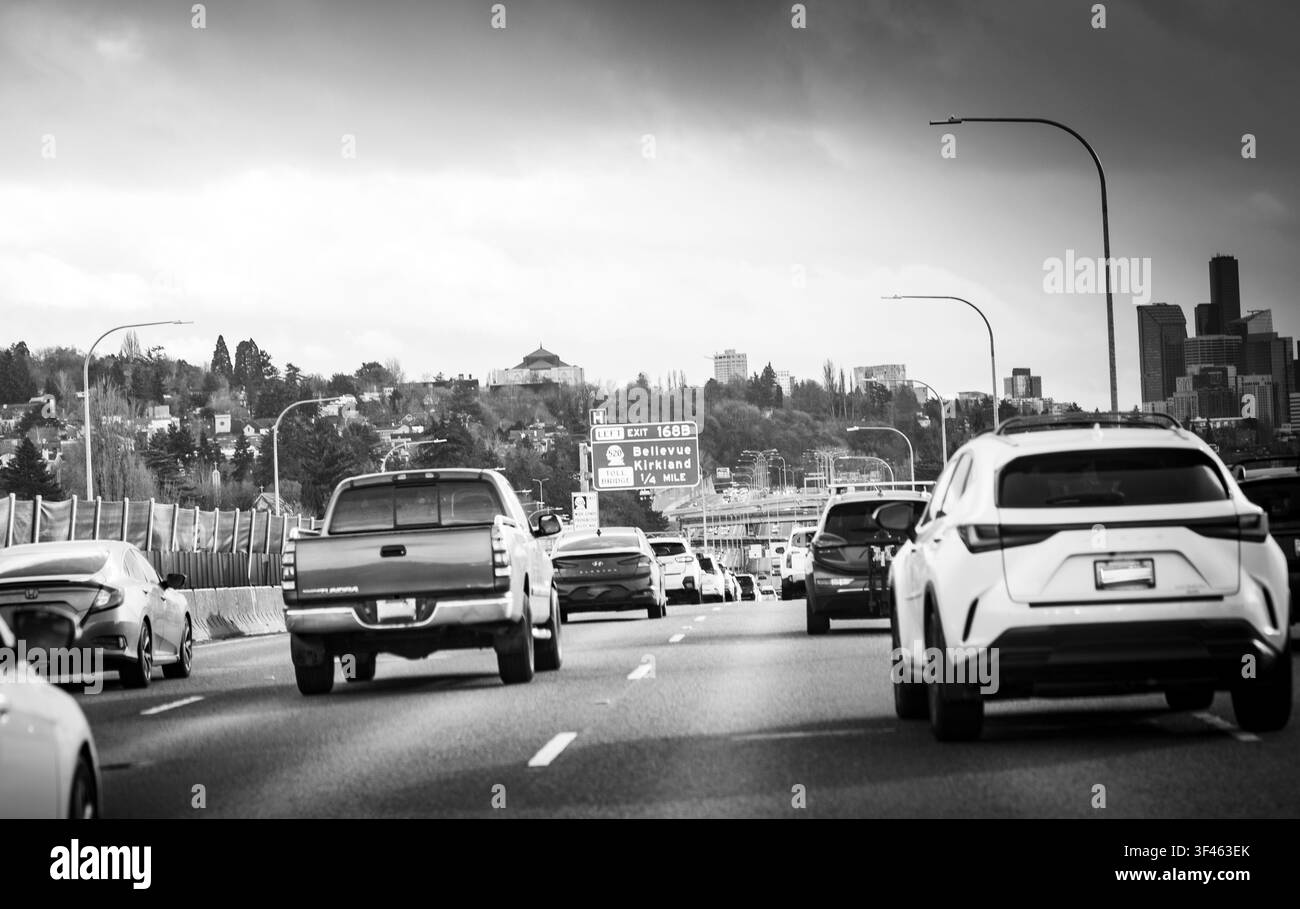 Interstate 90 im Zentrum von Seattle, Verkehr auf der Autobahn, Schwarz-Weiß-Bild. Stockfoto