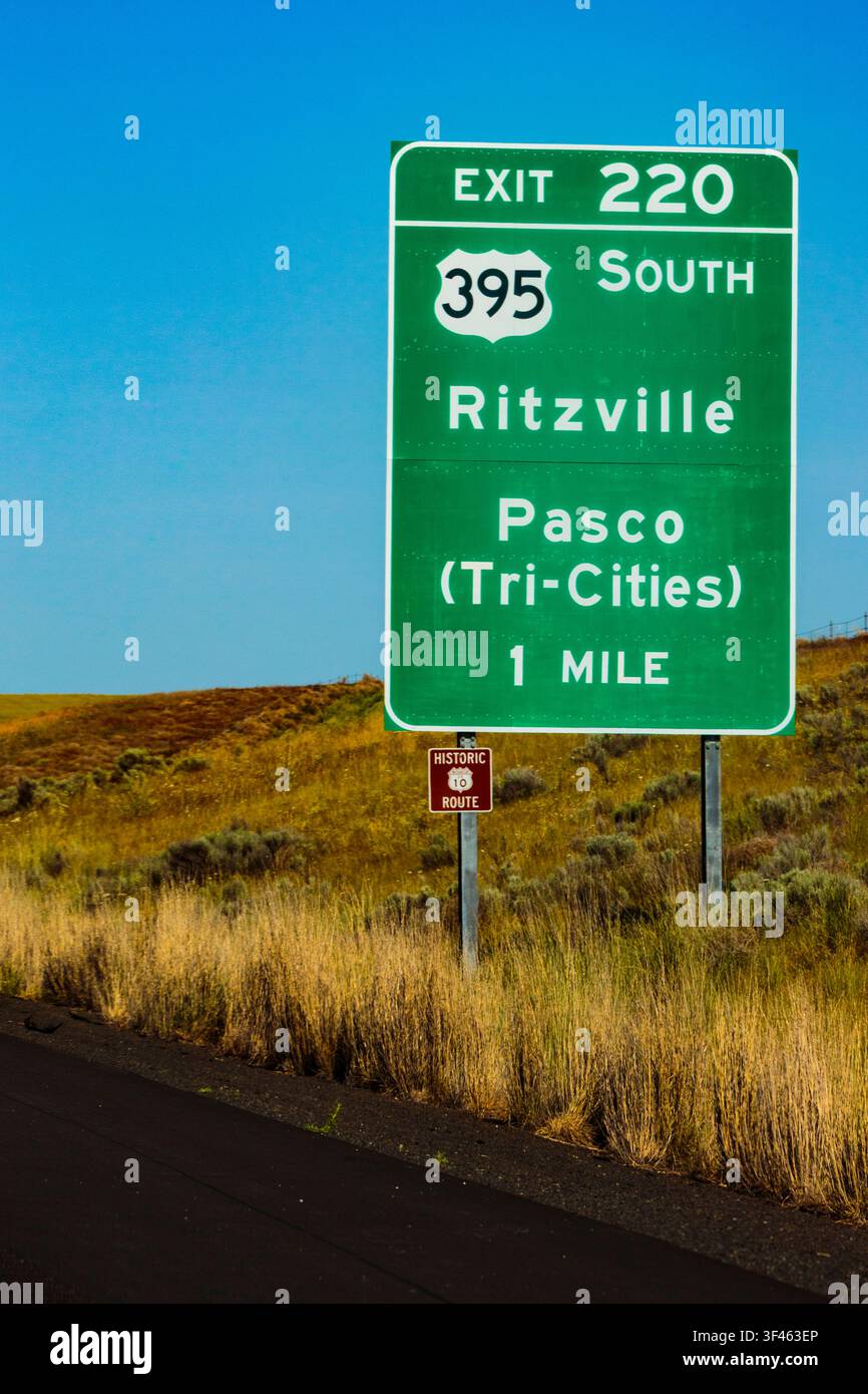 Straßenschild für den Abzweig Ritzville und Tri-Cities von der Interstate 90, Ausfahrt 220, Straßenreferenz 395. Stockfoto