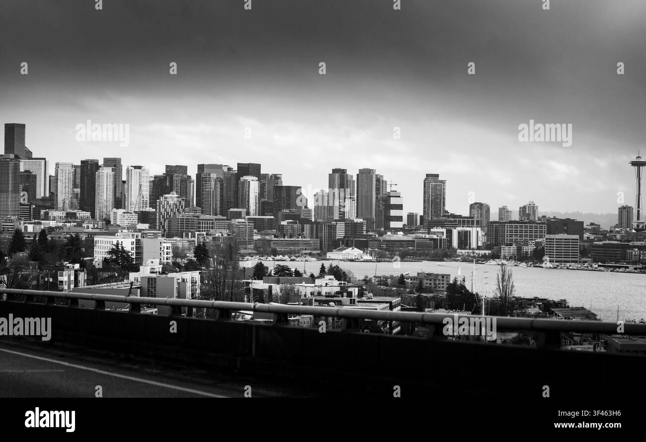 Stadtzentrum von Seattle, Blick auf die Gebäude und die Ufergegend, Schwarz-Weiß-Bild. Stockfoto