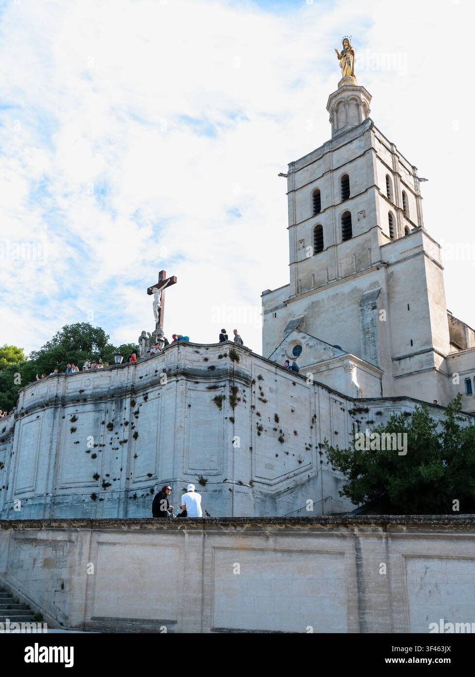 Historische Kirche und Glockenturm im Zentrum von Avignon in der Provence, Frankreich Stockfoto