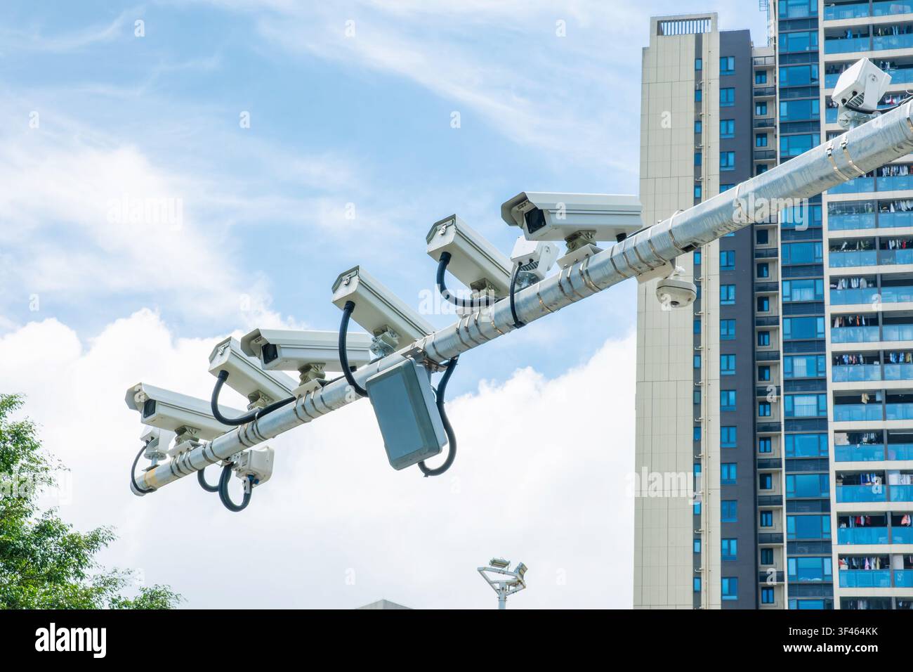 Mehrere Überwachungskameras, die über einer modernen Stadtstraße in Shenzhen, China, installiert sind. Smart-City-Infrastruktur, öffentliche Sicherheit, städtische Sicherheit, Verkehr Stockfoto