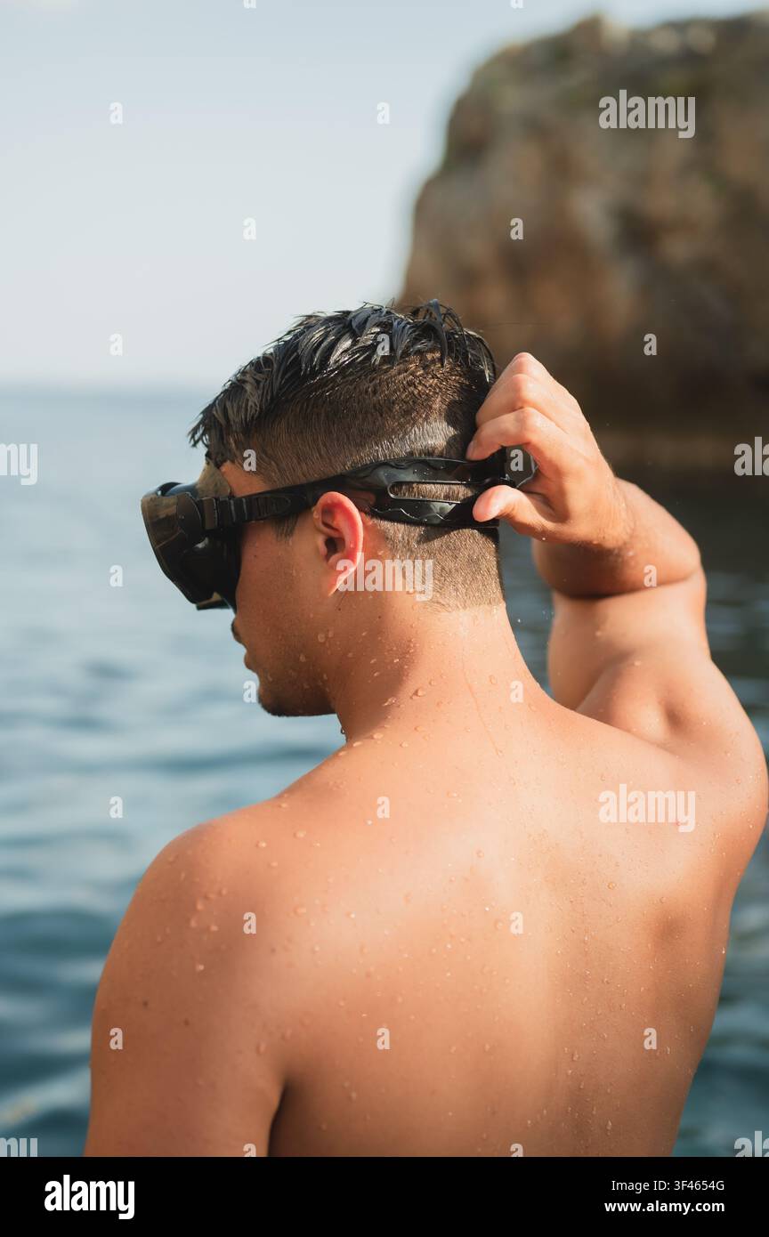 Mann passt Tauchmaske an, bevor er im Mittelmeer schwimmt Stockfoto