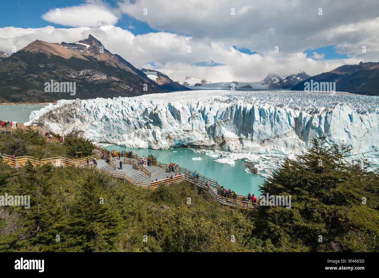 Atemberaubende Eisformation und Berge in Patagonien, Südamerika Stockfoto