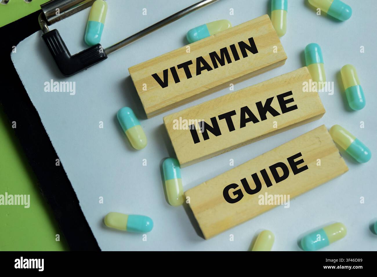 Konzept eines Vitaminaufnahmepfades mit Pillentext auf Holzblöcken. Stockfoto