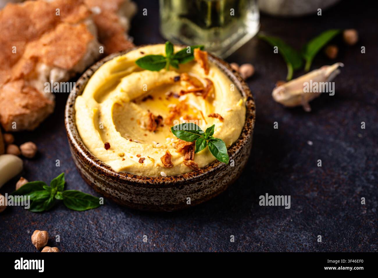Traditioneller Hummus mit Kichererbsen, Paprika, Olivenöl Stockfoto