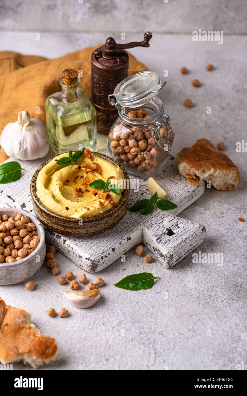Traditioneller Hummus mit Kichererbsen, Paprika, Olivenöl Stockfoto