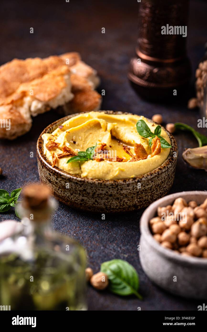 Traditioneller Hummus mit Kichererbsen, Paprika, Olivenöl Stockfoto