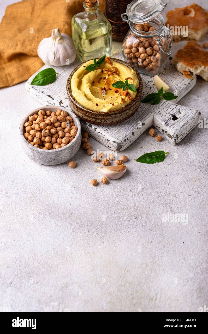 Traditioneller Hummus mit Kichererbsen, Paprika, Olivenöl Stockfoto