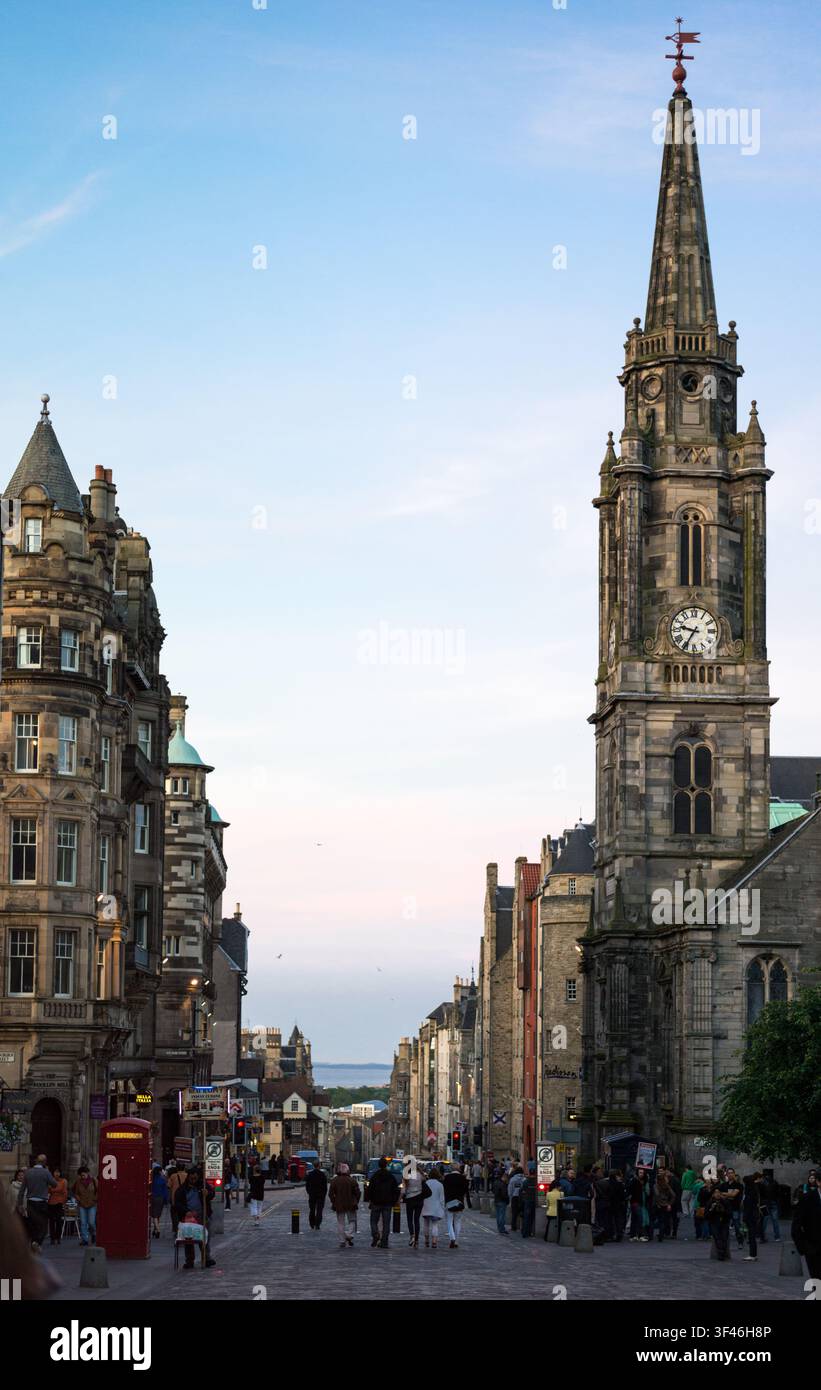 Großbritannien, Schottland, Edinburgh, der Royal Mile, der Holyrood, Blickrichtung, mit Tron Kirk Bell tower im Hintergrund. Stockfoto