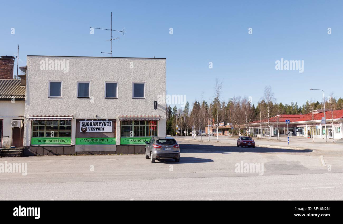 Direktverkaufsgeschäft, kleines Restaurant und Unterkunft in der Landstadt Vesanto, Finnland Stockfoto
