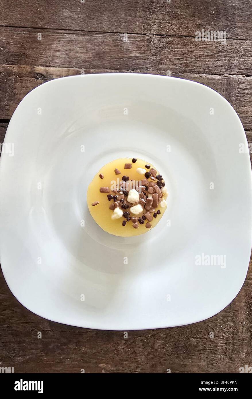 Petit Four Kuchen auf einem weißen Teller, festliche Präsentation Stockfoto