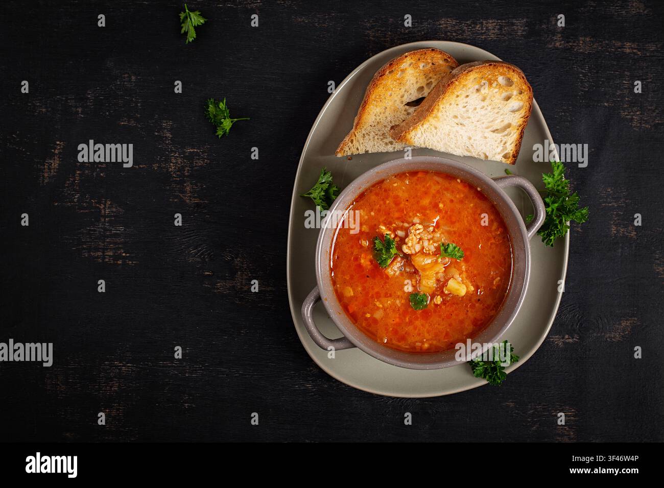 Traditionelle hausgemachte Gemüsesuppe mit Hackfleisch. Tschechische Suppe. Oberansicht. Stockfoto