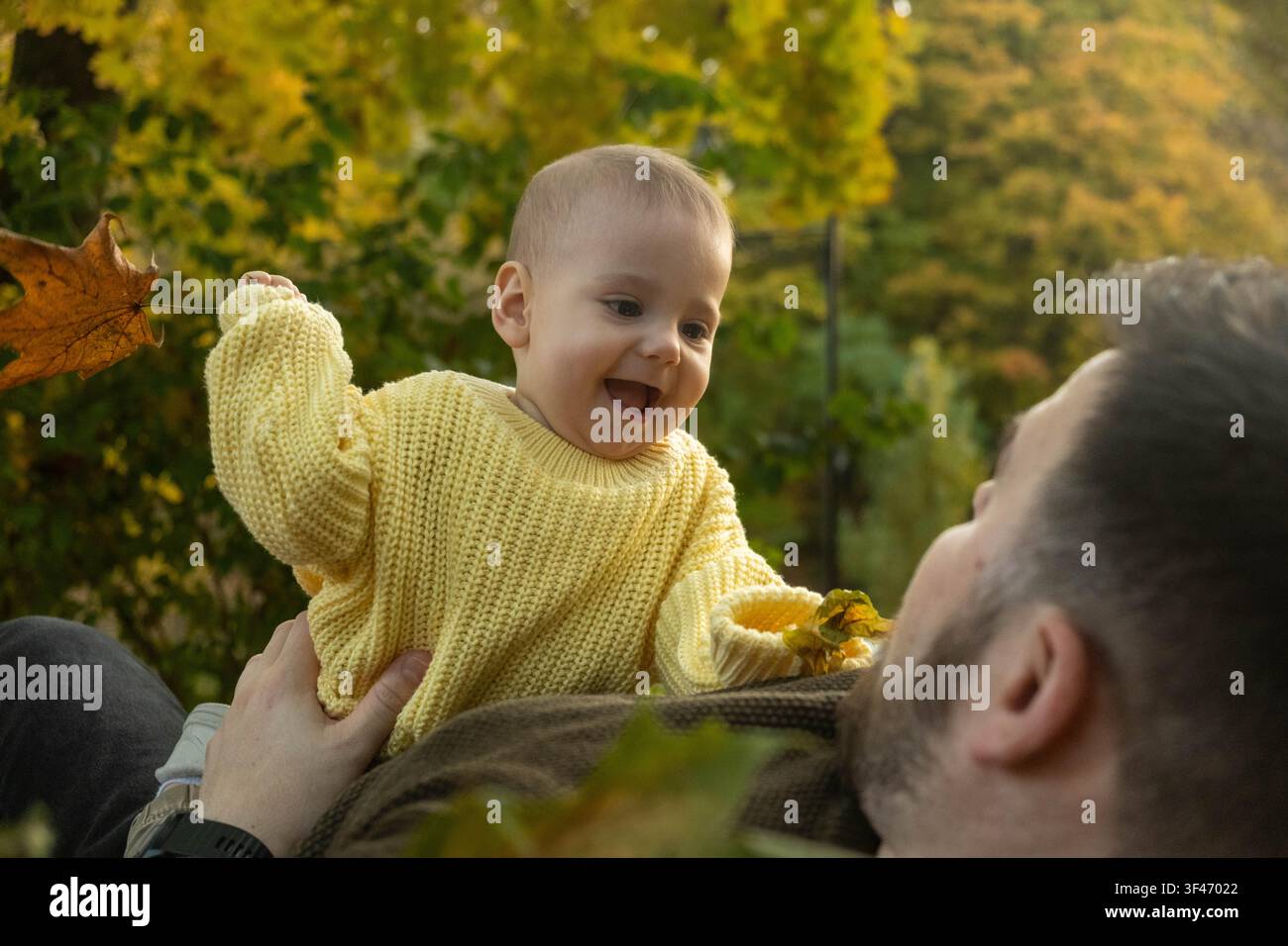 Fröhliches Baby spielt draußen im Herbst Stockfoto