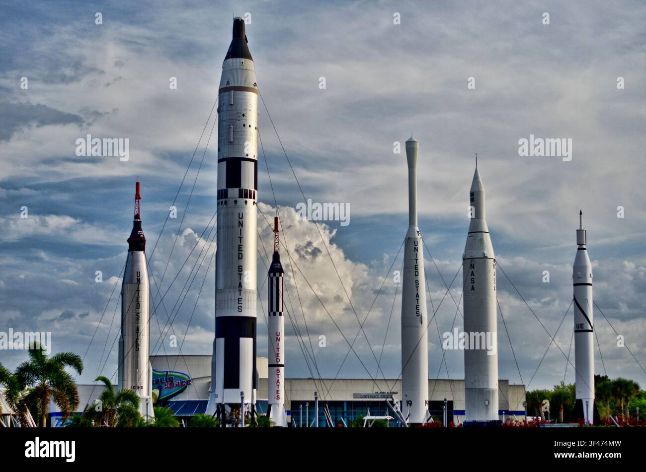 Weitwinkelansicht des Rocket Garden im Kennedy Space Center, Cape Canaveral, Florida Stockfoto