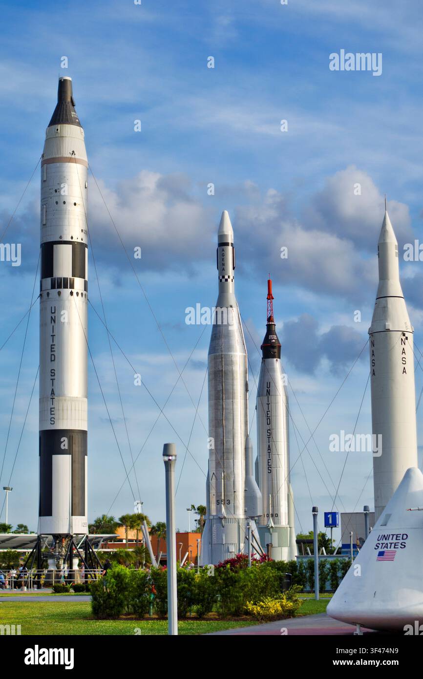 Weitwinkelansicht des Rocket Garden im Kennedy Space Center, Cape Canaveral, Florida Stockfoto