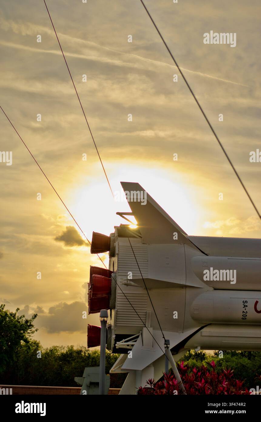 Saturn-IB-Rakete im Rocket Garden des Kennedy Space Center zur Goldenen Stunde Stockfoto