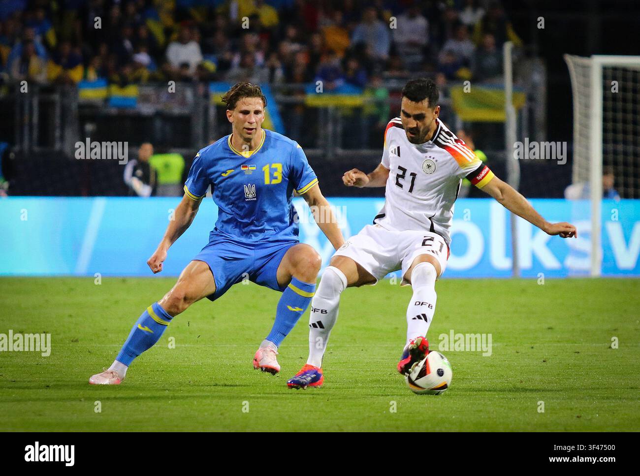Nürnberg, Deutschland - 3. Juni 2024: Illia Zabarnyi aus der Ukraine (L) kämpft im Freundschaftsspiel im Max-Morlock-Stadion in Nürnberg, Deutschland, mit Ilkay Gündogan aus Deutschland um den Ball Stockfoto
