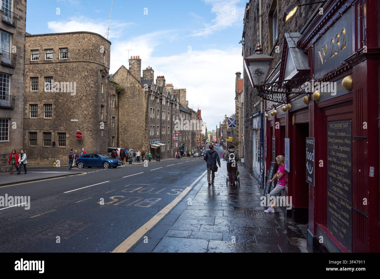 Großbritannien, Schottland, Edinburgh, Menschen auf der Royal Mile blicken in Richtung Holyrood Stockfoto