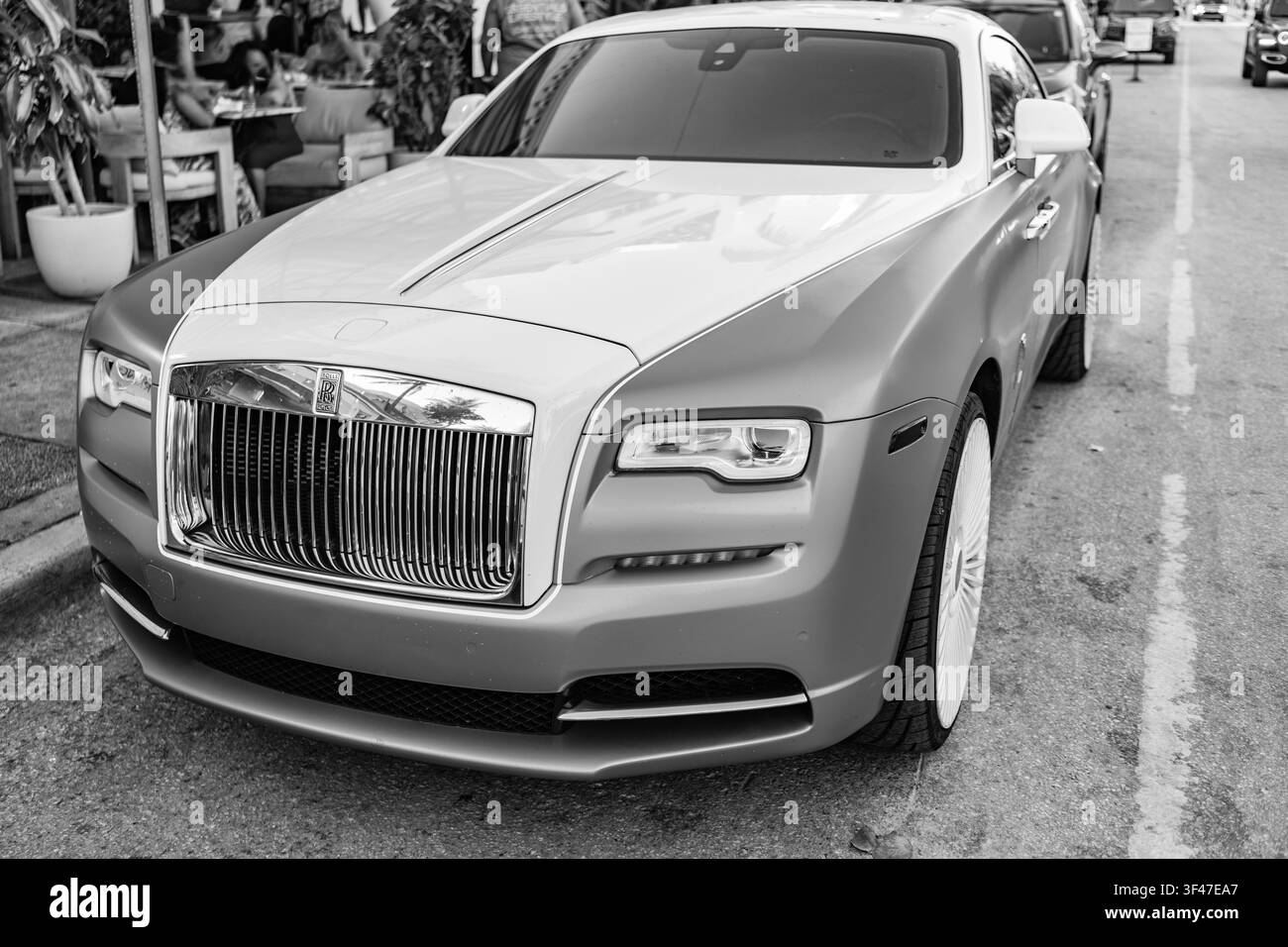 Miami, Florida, USA - 08. April 2025: Royce Wraith Luxus-Grand-Tourer-Car. Grand Tourer Rolls Royce Wraith. Auto Rolls Royce Wraith parkt Stockfoto