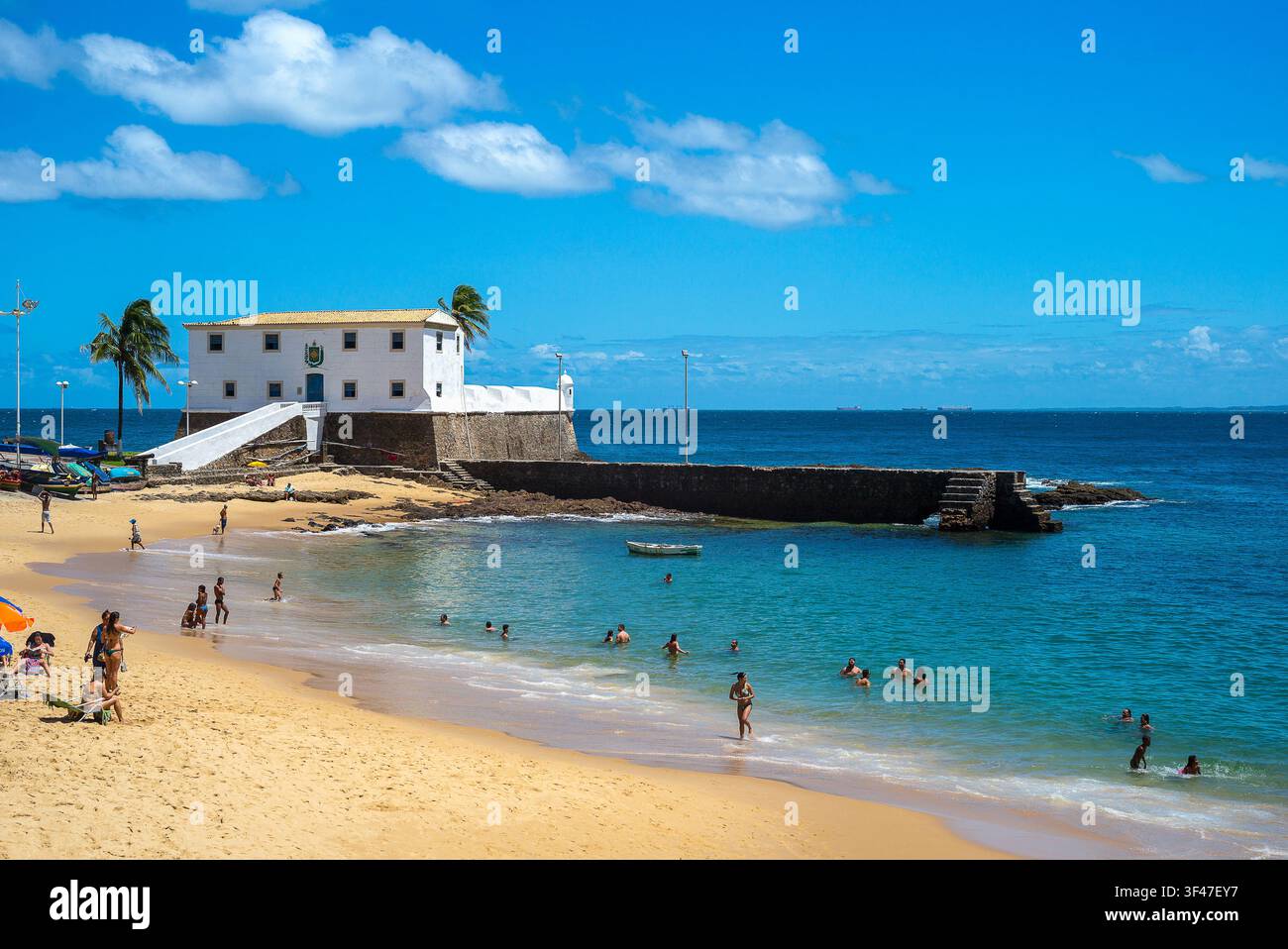 Brasilien, Salvador, Barra Bezirk, in der Nähe von Menschen am Strand die Festung Santa Maria Stockfoto