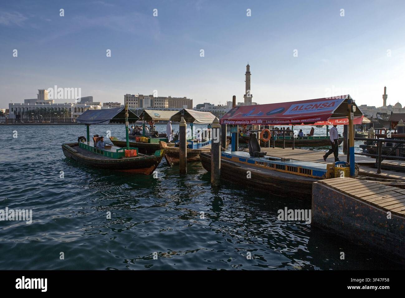 Dubai, traditionelle Boote mit den Einheimischen auf dem Creek, der Kanal, die die Altstadt überquert Stockfoto